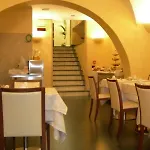 فندق Crosti 3*